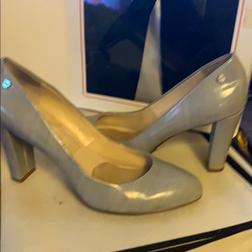 Leather pumps